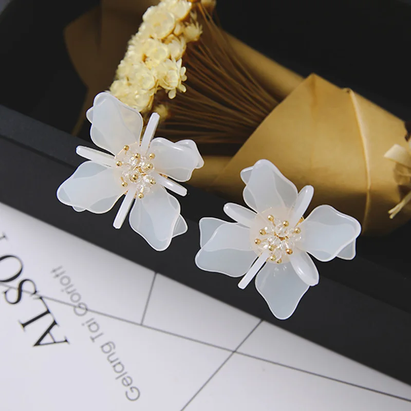 Серьги гвоздики с большими белыми цветами из акрила для женщин и девушек модные