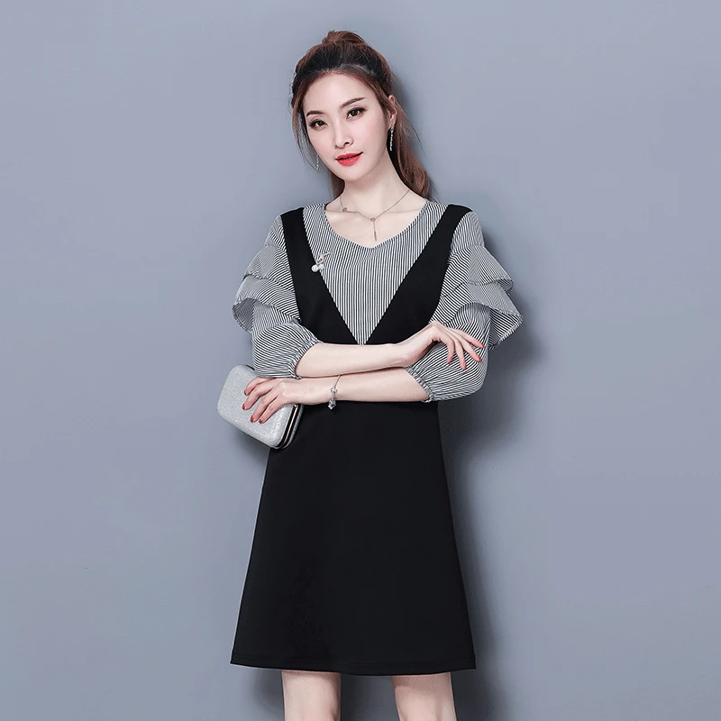 Дамская корейская версия нового платья на весну и осень с полосатой отделкой и сочетанием модных подделок на семь точек рукава V.