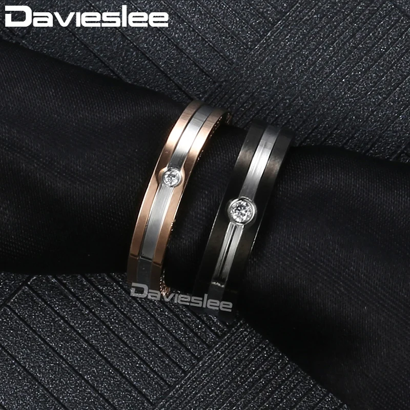 Обручальное кольцо из нержавеющей стали с выложенным прозрачным фианитом