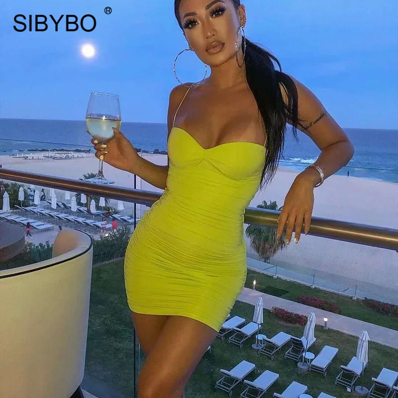 Женское мини платье без бретелек Sibybo плиссированное облегающее на тонких