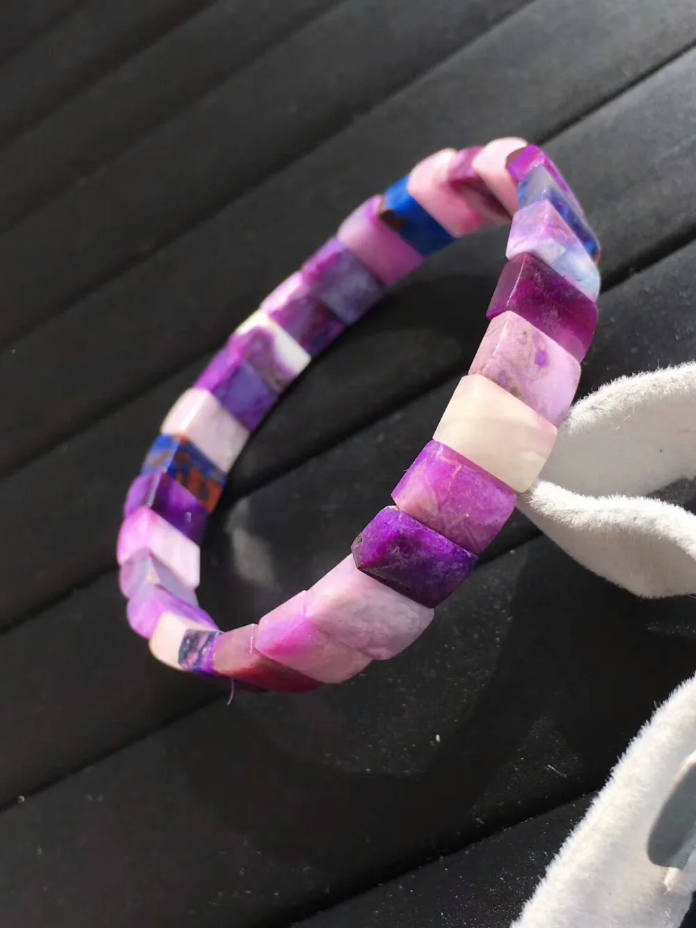 Натуральный розовый синий браслет Sugilite из Южной Африки с кристаллами