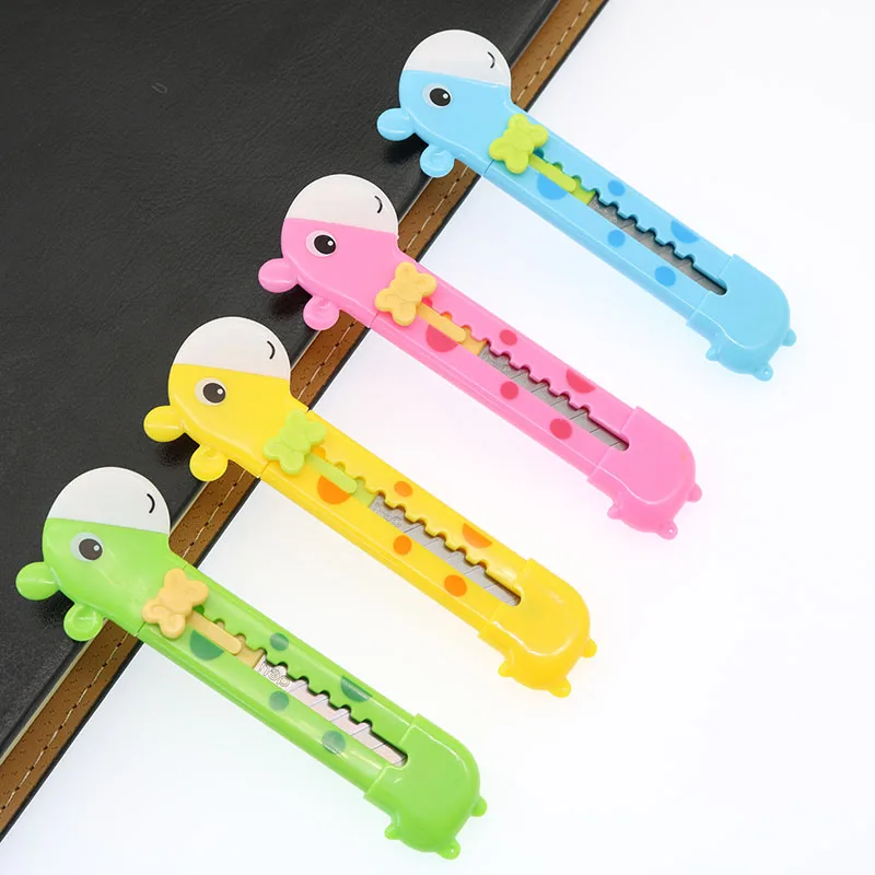 

Lovely Giraffe Plastic Art Creation, Mini Stationery Knife, Paper Cutter, Children's Study Supplies, Free Delivery