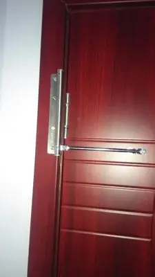 Бытовое автоматическое пружинное простое приспособление для закрытия двери