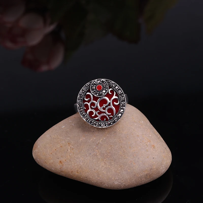 Комплект винтажных украшений Sellsets из красной смолы и черной подвески с