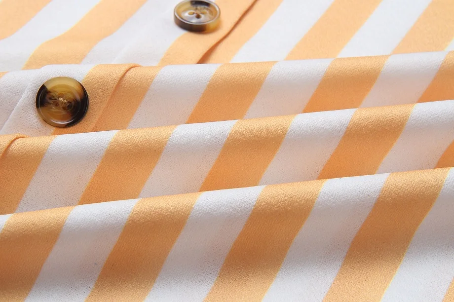 Женское платье в полоску с v-образным вырезом и пуговицами повседневное стиле