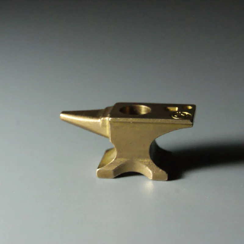 1 шт. латунный титановый сплав мини Blacksmith Anvil игровая подставка для утюга нож бусины подвеска со шнурком брелок кольцо подвеска