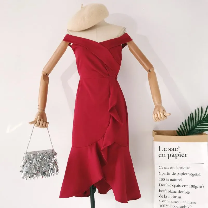 Женское приталенное платье с V образным вырезом без бретелек высокой