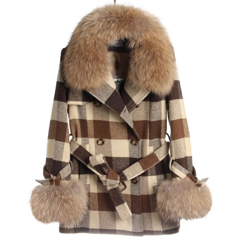 Женская шерстяная куртка тренчкот с большим воротником из меха енота