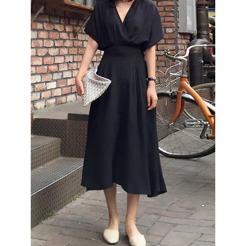 Женское платье средней длины с завышенной талией черное или белое однотонное