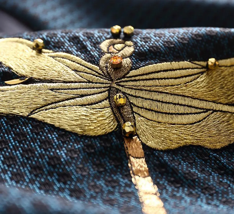 Женская куртка с V образным вырезом рукавом летучая мышь и вышивкой в виде