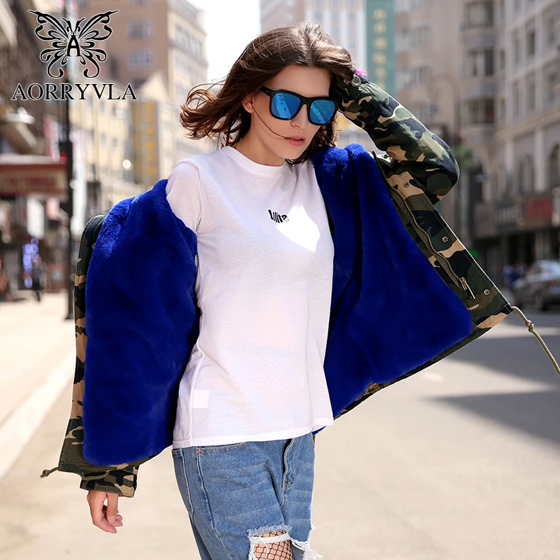 AORRYVLA новые зимние женское куртки модные камуфляжные цвет короткие парки сшита из Хлопок ткани и утеплена хорошим искусственная кролика меха На капюшоне густой мех енота