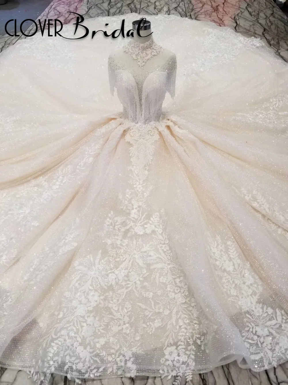 Dolcevita в pizzo lustrini con frange e scollo lupetto abiti da sposa класса люкс и блестящим кружевным верхом