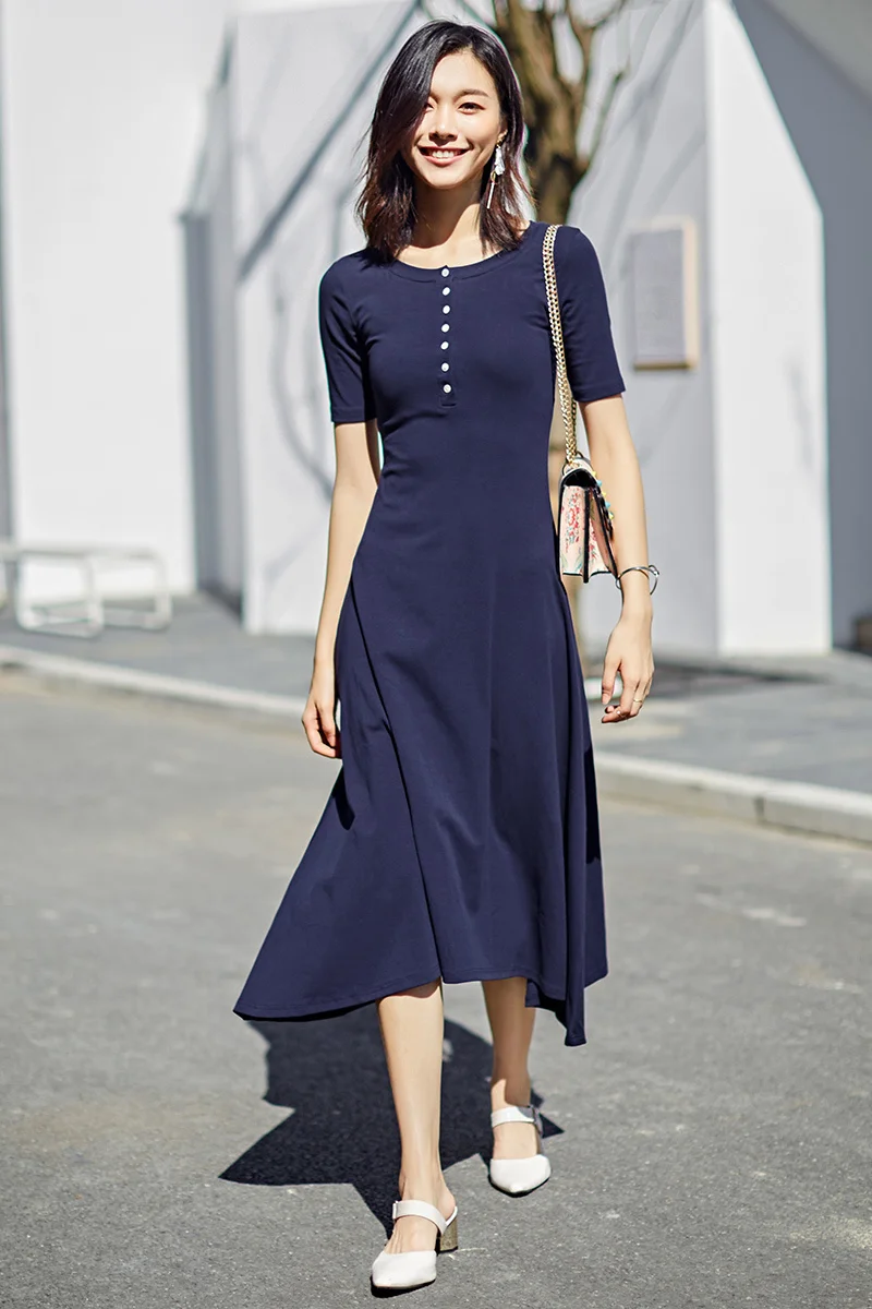 Женское платье с короткими рукавами облегающее черное на пуговицах высокой