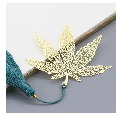 gold maple leaf 50 шт. Свадебные сувениры металлические закладки детские подарки на день рождения 15 стилей цветок из латуни Павлин Кисточкой Закладки для книги - Цвет: gold maple leaf