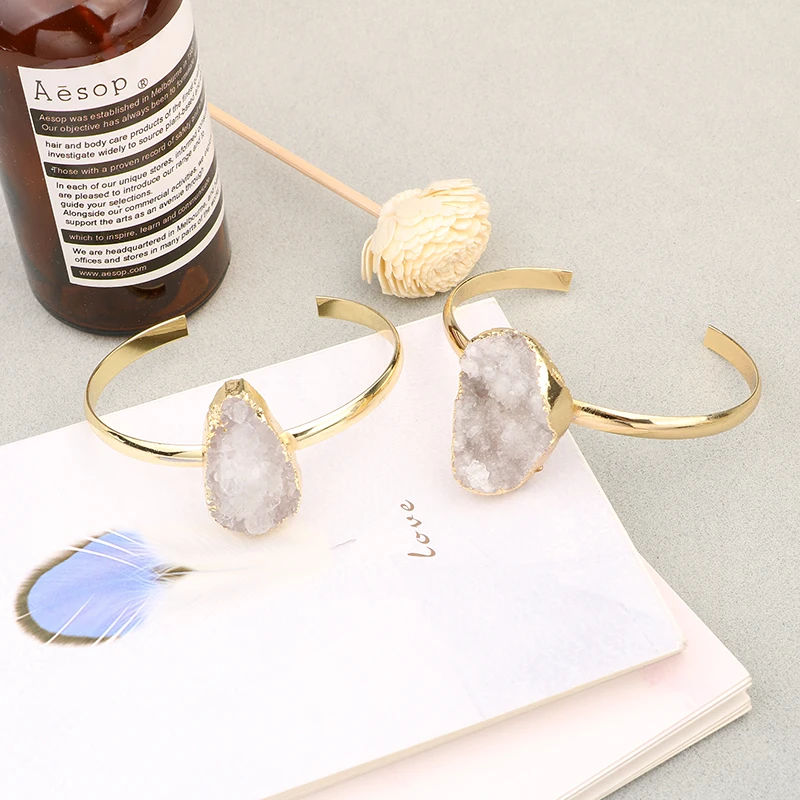 Женский браслет с натуральным минеральным кристаллом Открытый на запястье