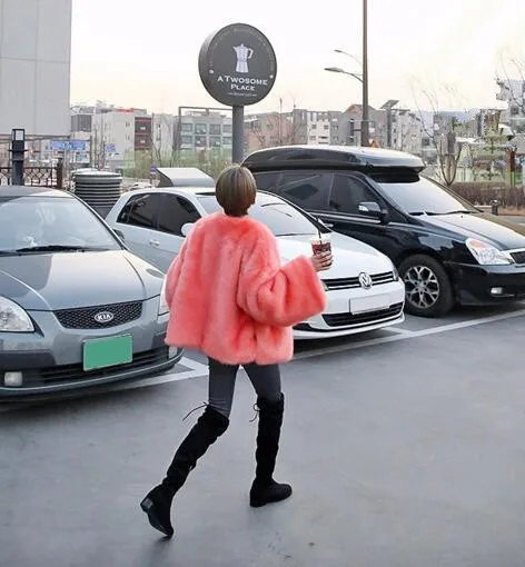 Женская шуба из искусственного меха длинная свободная оранжевого цвета лисьего