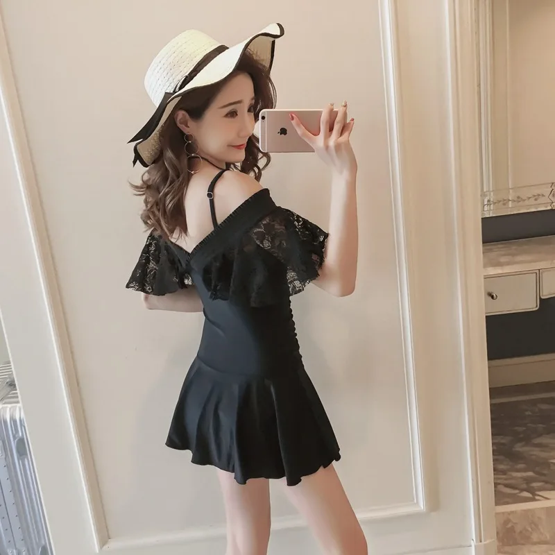 Цельный купальник с V образным вырезом обтягивающий живот однотонный кружевной