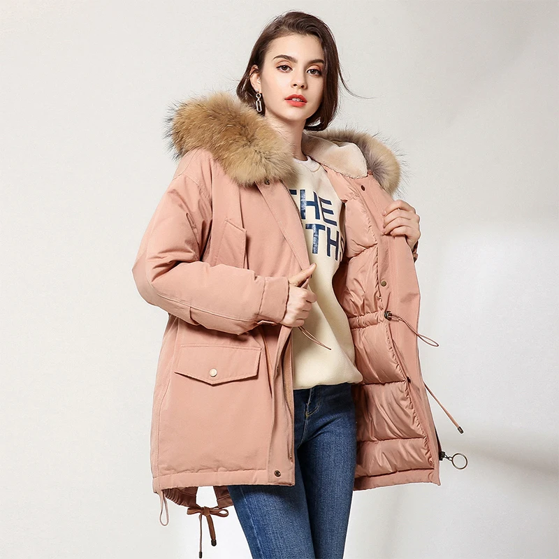 Женская длинная пуховая куртка с воротником из натурального меха енота теплая на