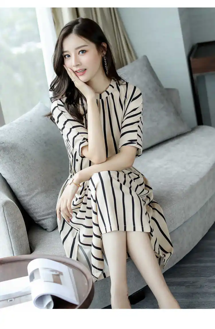 Женское платье в черно-белую полоску с круглым вырезом и высокой талией большие