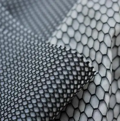 Многослойная ткань многослойная шестиугольная белая с черными цветами 100 см * 155