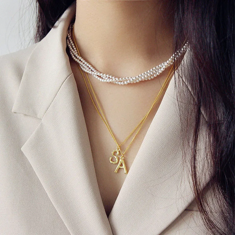

Женское ожерелье с подвеской в виде букв