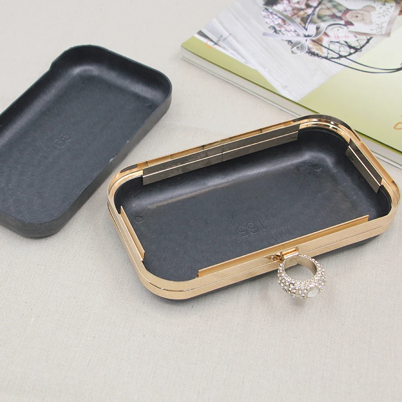 Высококачественный чехол серебристого и золотого цвета античный латунный Цвет пластиковая черная коробка Diy Сумочка Аксессуары металлический кошелек рамка Obag