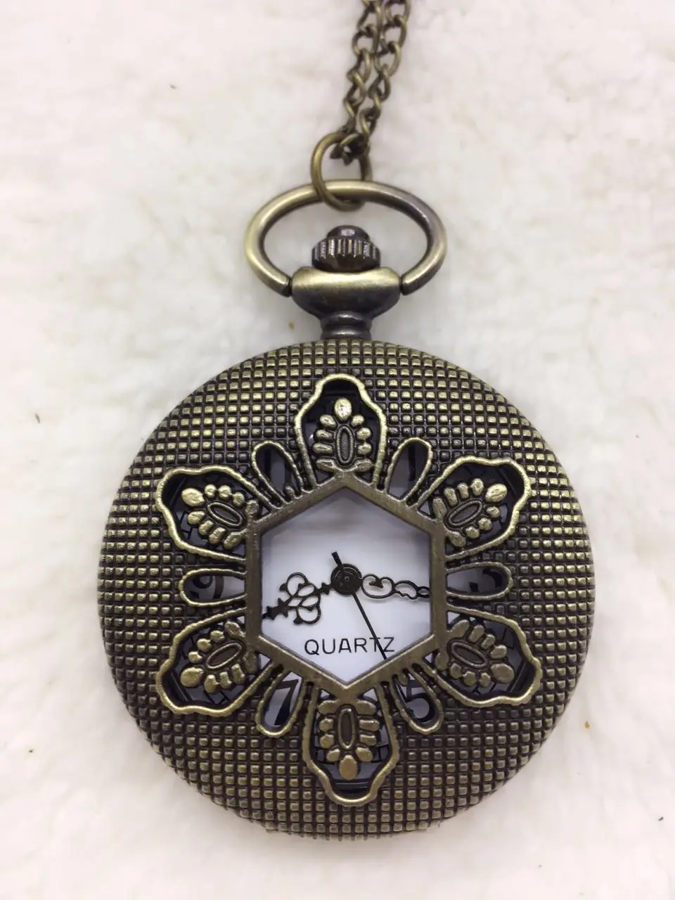 

Новая мода кварцевые бронзовые антиквариаты Полые Цветы женщина подарок часов цепочки и ожерелья карманные часы Рождественский подарок