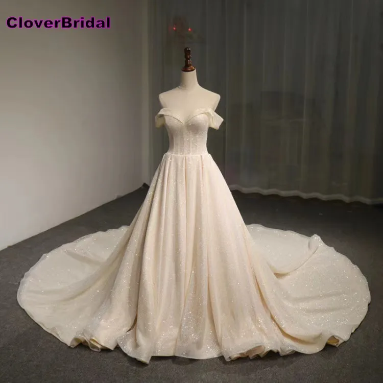 Свадебное платье CloverBridal с длинным шлейфом открытыми плечами сверкающими