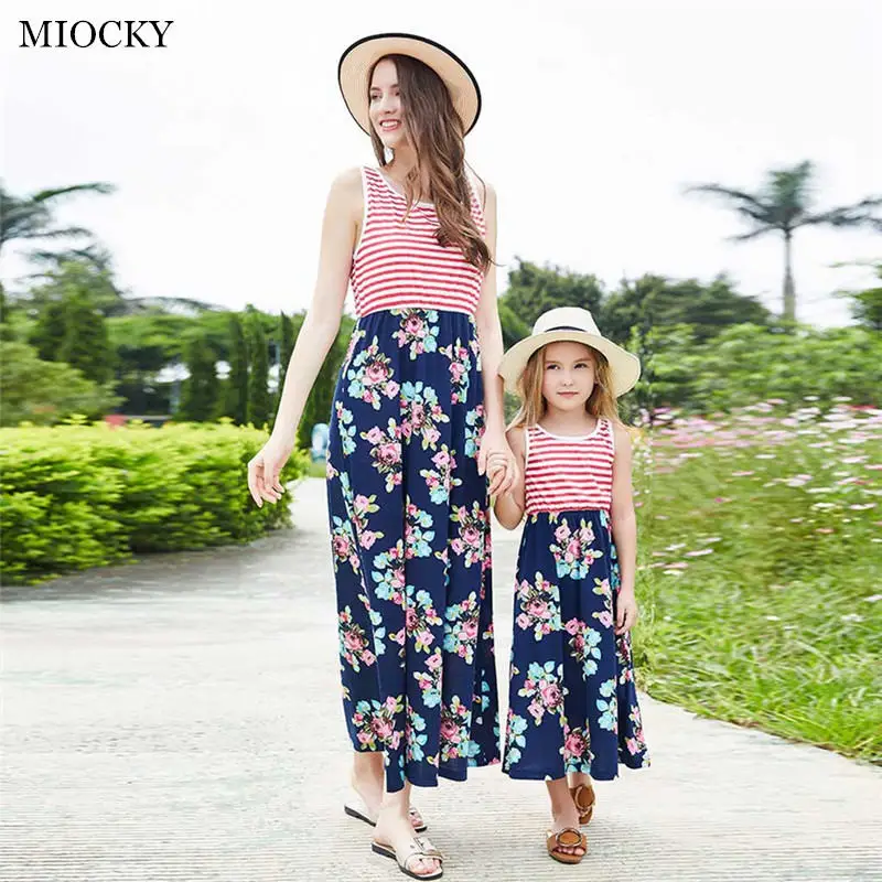 Одинаковые платья для мамы и дочки одежда в полоску родителей детей E030 2019 | Мать