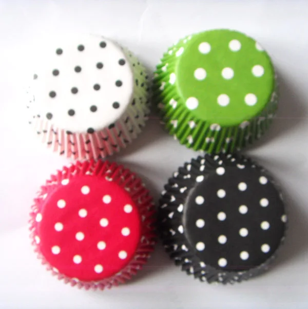 

Бесплатная доставка, 100 шт., смешанные 4 дизайна, красные, белые, черные, зеленые точки, бумажные подкладки для кружек для торта, выпечки, маффи...