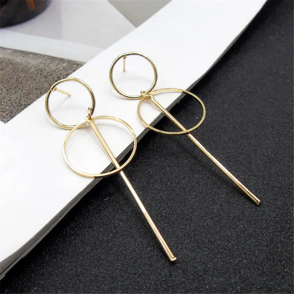 Простые серьги золотистого и серебряного цвета длинные с подвесками круглые для