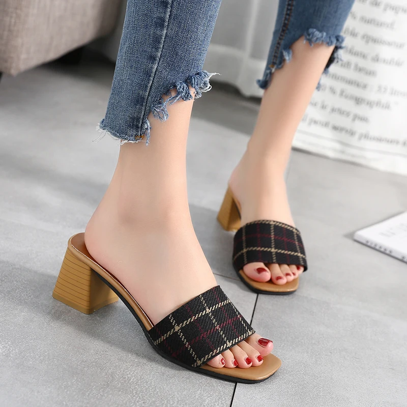 Женские туфли на не сужающемся книзу массивном каблуке с открытым носком