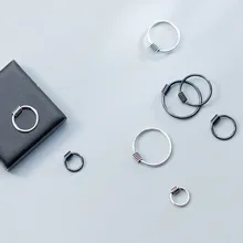 2 шт. серьги кольца с маленькими шариками Huggie в виде