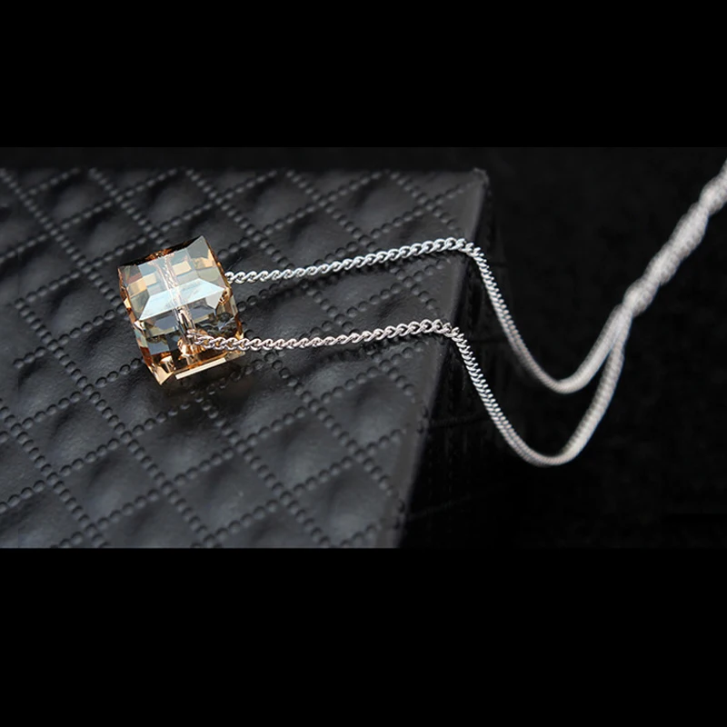 Подвеска с кристаллами Сваровски в геометрической форме серебряного цвета |