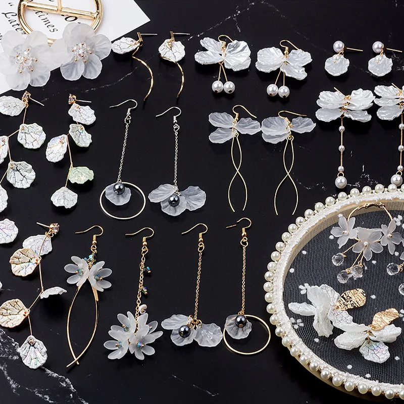 

Women White Flower Series Small Pure And Fresh White Shell Petals Geometric Clear Fashion Simple Earrings