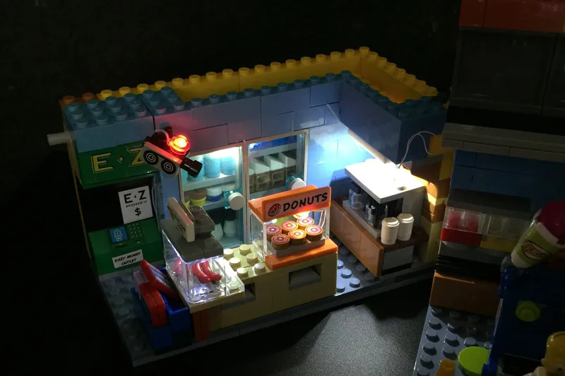 Комплект со светодиодной подсветкой для модели 71016 Kwik-E-Mart совместим только с