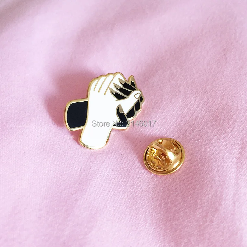

New Arrival Popular Quality Hands Hold Tight Hard Enamel Lapel Pin Birthday Gift Collar Pins Badges Friendship Brooch for Lady
