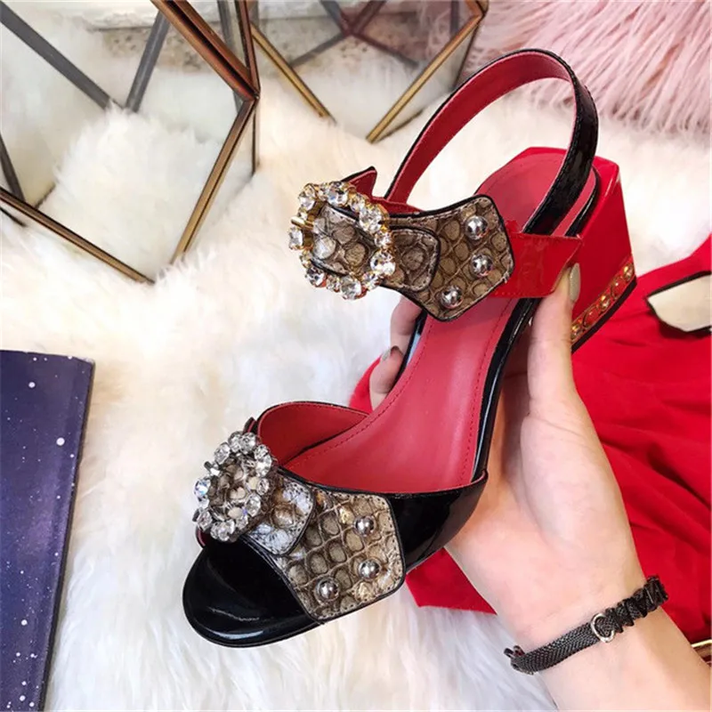 Red Heel 6cm Летние Роскошные вечерние туфли с металлическими кристаллами; Босоножки с открытым носком на квадратном не сужающемся книзу массивном каблуке; Новинка; стразы с бантом; Sandalias Mujer - Цвет: Red Heel 6cm