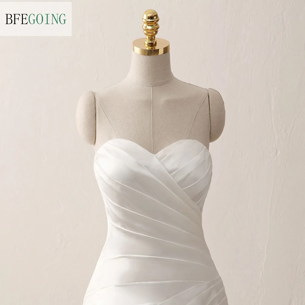 Мягкое атласное свадебное платье цвета слоновой кости длиной до пола с длинным