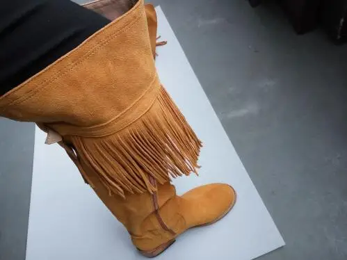 2017 г. новые стильные замшевые женские высокие сапоги с кисточками и ремнем