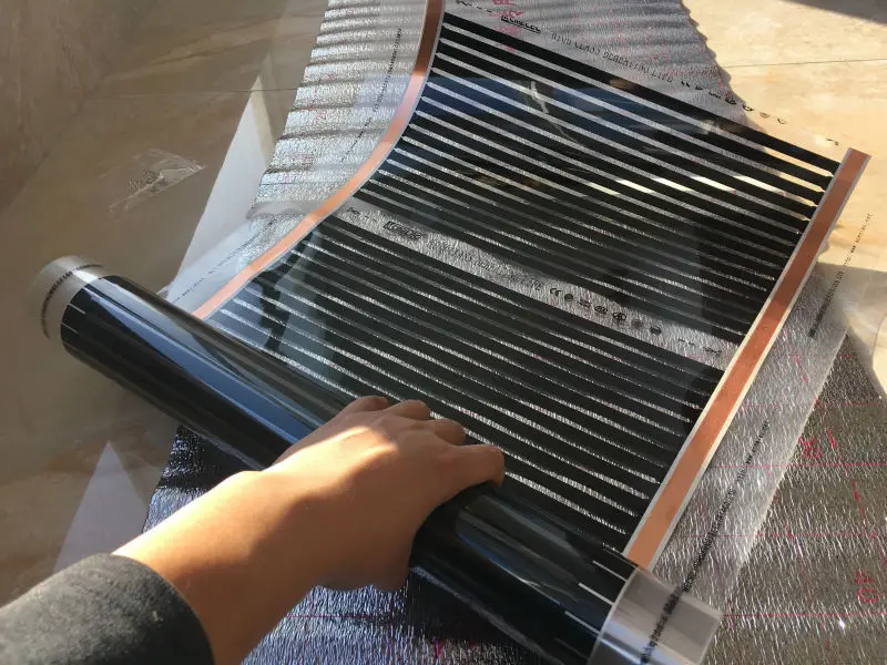 Инфракрасный стержневой теплый пол. Горят поля видео. Инфракрасный пол греет очень слабо. Прогоревший пол. Теплый пол инфракрасный пленочный монтаж.