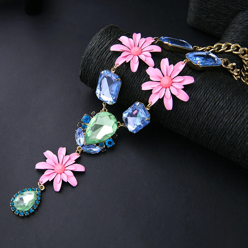 Изящное золотистое колье с розовым цветком и длинной подвеской зеленое