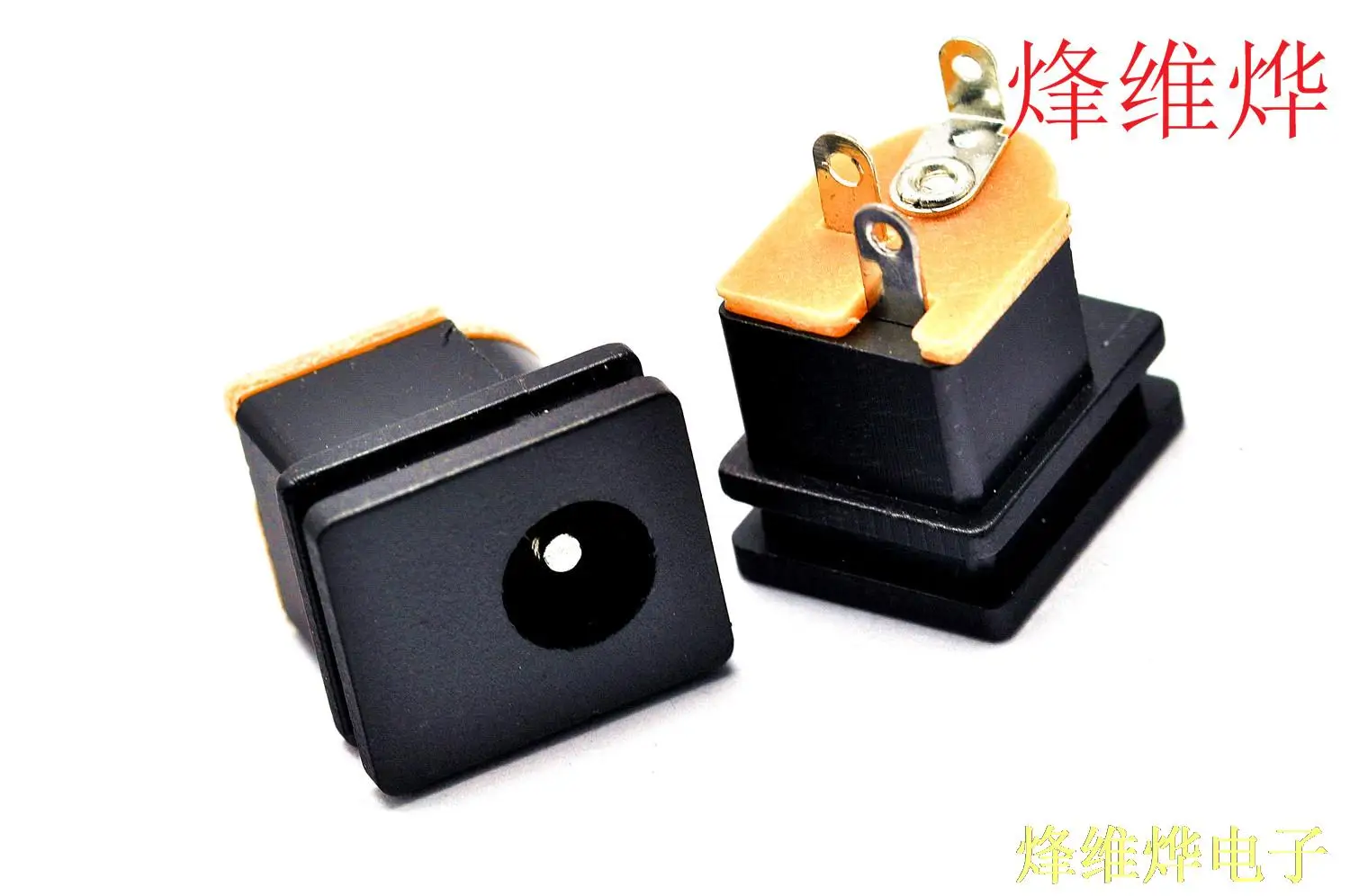 

Фотоэлектрическая розетка постоянного тока 5,5-2,1 мм квадратное Панельное крепление (200)