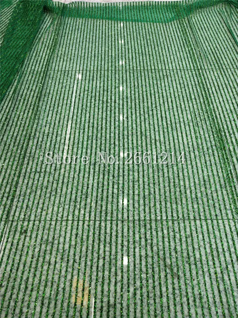 Маленькая зеленая блестящая вышитая сетчатая кружевная ткань в полоску