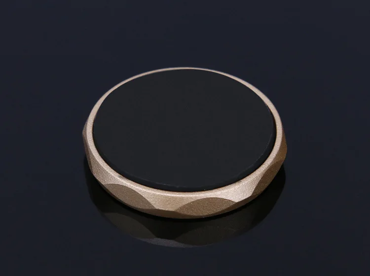 Магнитный автомобильный держатель для телефона универсальный в приборной