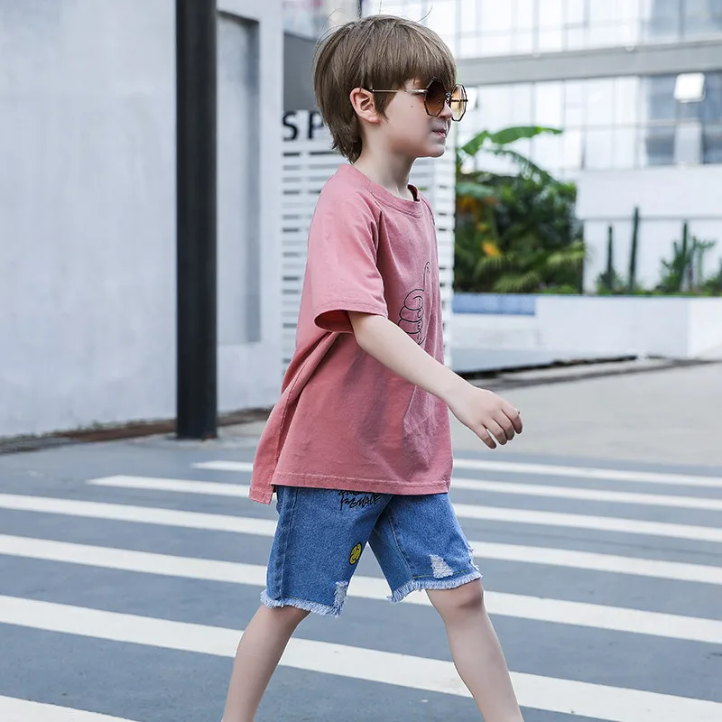 Костюм детский летний из футболки с принтом и джинсовых шортов |