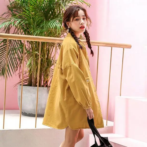 Женская куртка свободного покроя однотонная джинсовая с длинными рукавами