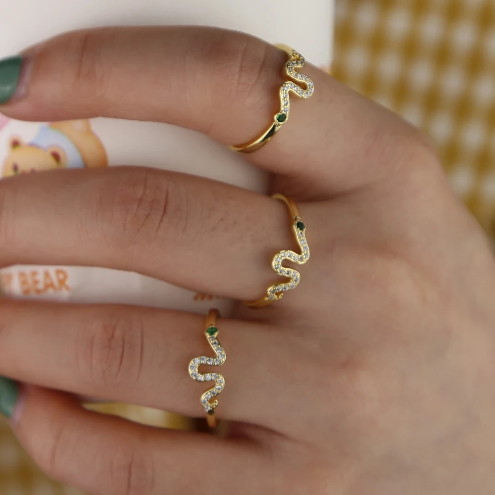 Женское кольцо с кольцом в виде змеи золотого цвета белого и зеленого кубическим