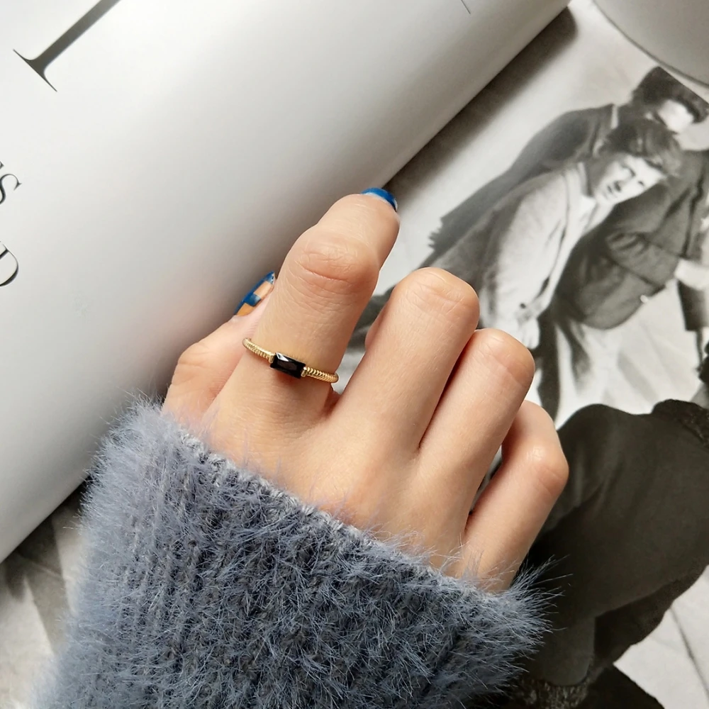 Регулируемое кольцо для помолвки с квадратным бриллиантом и черным