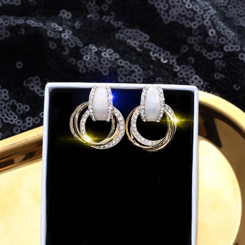 Серьги-пусеты с металлическим кольцом LUBOV инкрустированные стразами золотого